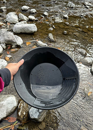 川砂から鉱物発見 ~御岳渓谷の川原で観察しよう~
